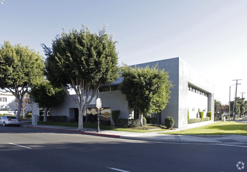 More Photos Of 560 W 1st St, Tustin Office For Lease