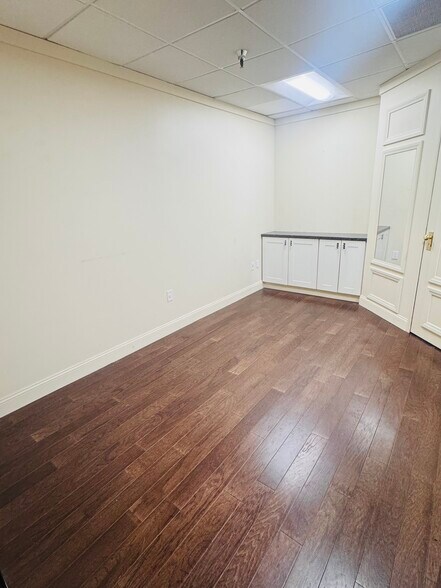 More Photos Of 21731 Ventura Blvd, Woodland Hills Medical For Lease