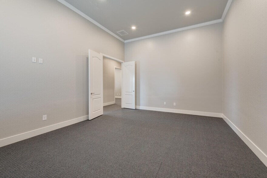 More Photos Of 5849 Park Vista Cir, Keller Showroom For Lease