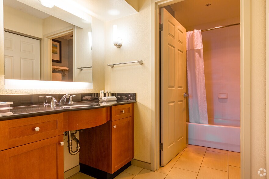 More Photos Of 9169 Markville Dr, Dallas Hotel For Sale