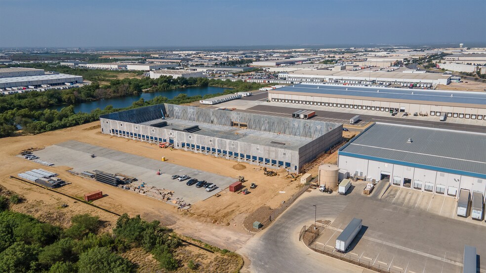 More Photos Of 9001 Killam Industial Blvd, Laredo Distribution For Lease