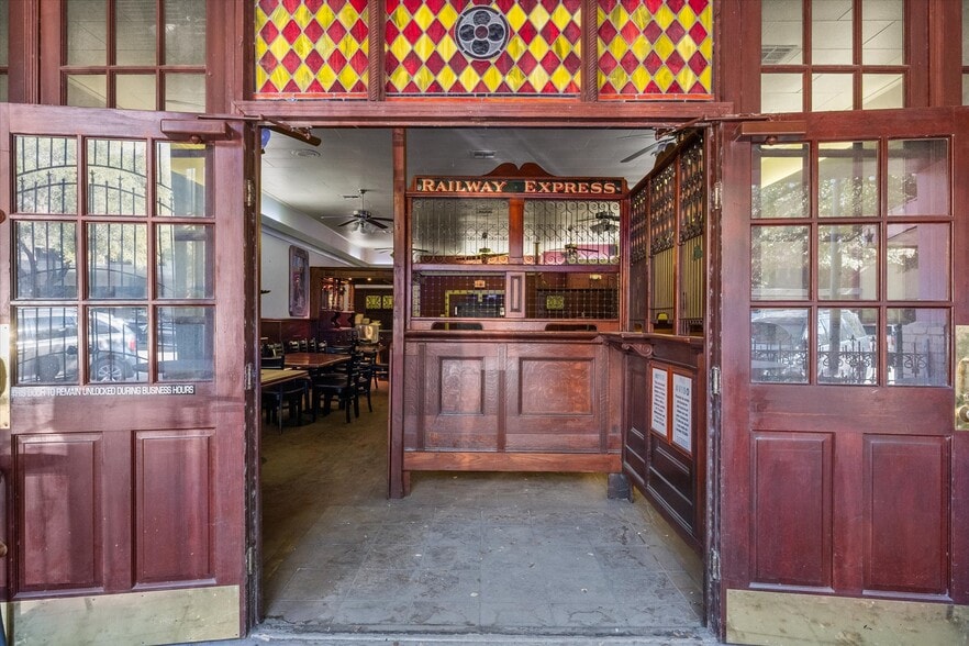 More Photos Of 107 S Beaton St, Corsicana Storefront For Sale