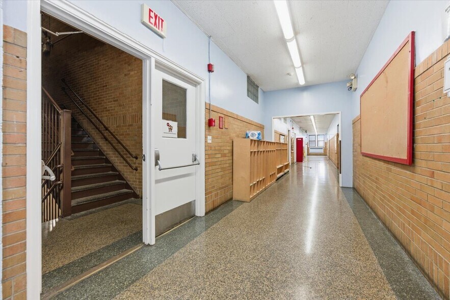 More Photos Of 90 Henry St, Inwood Office For Lease