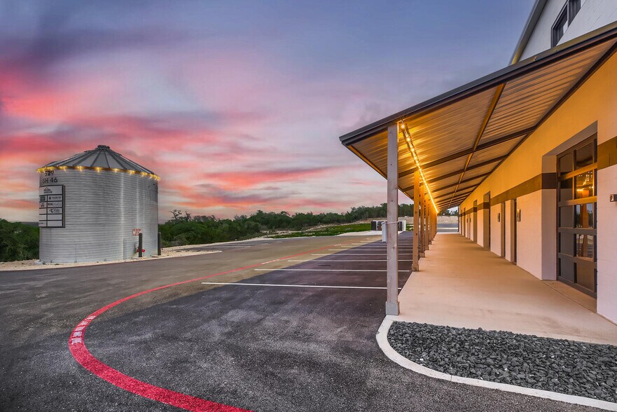 More Photos Of 529 SH 46 E, Boerne Showroom For Sale