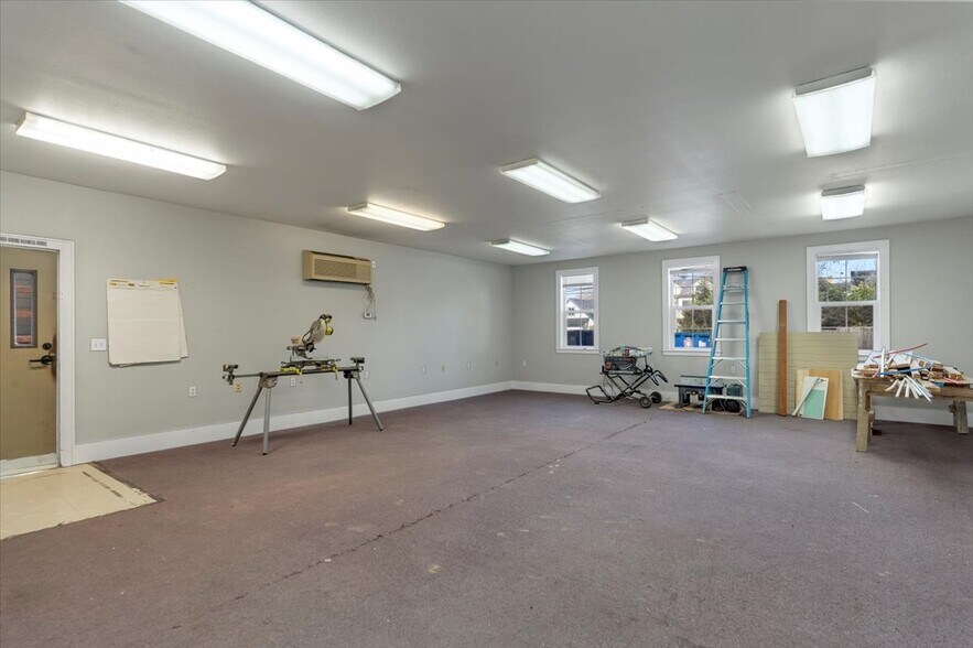 More Photos Of 1607 State St, Salem Office For Sale