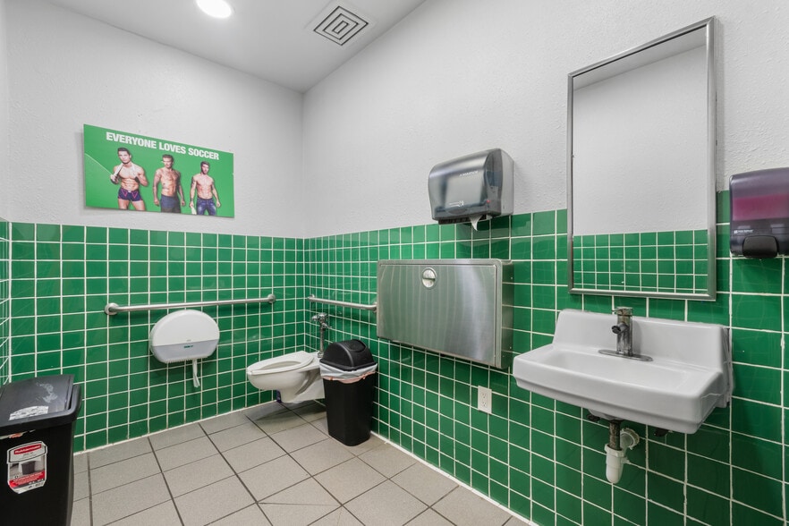 More Photos Of 2002 State Highway 66, Garland Service Station For Sale