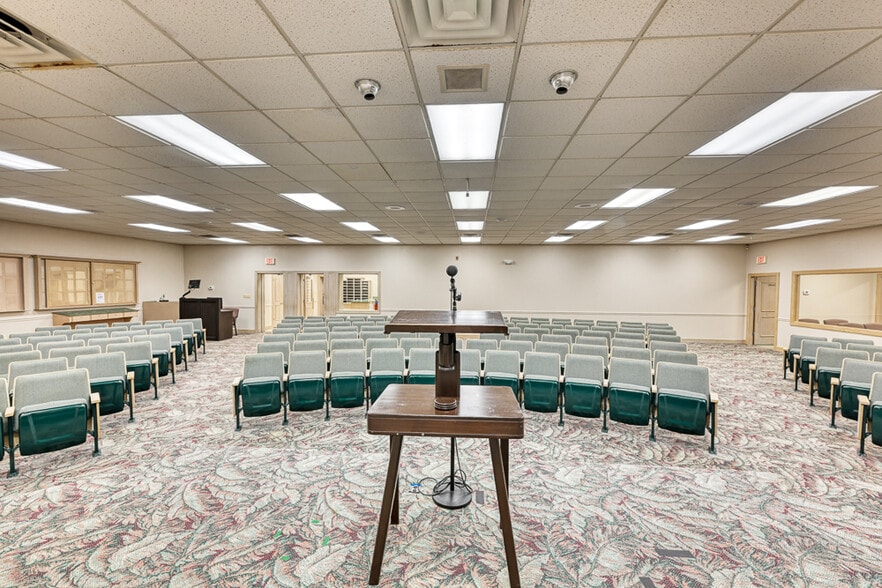 More Photos Of 5135 College St, Jacksonville Religious Facility For Sale