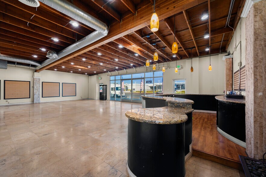 More Photos Of 7865 Balboa Ave, San Diego Freestanding For Lease