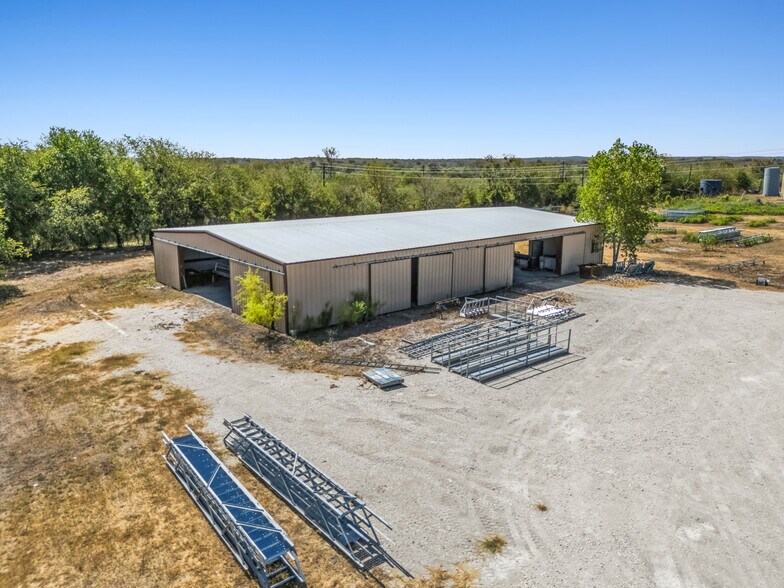 More Photos Of 2400 E Pierce St, Luling Warehouse For Sale