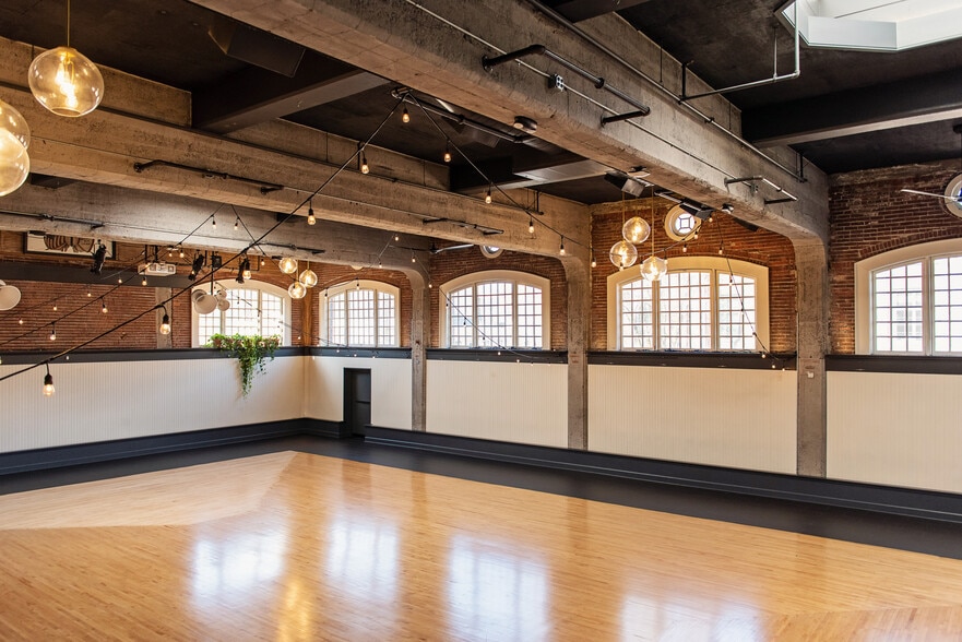 More Photos Of 706-710 SE 6th Ave, Portland Storefront Retail Office For Sale