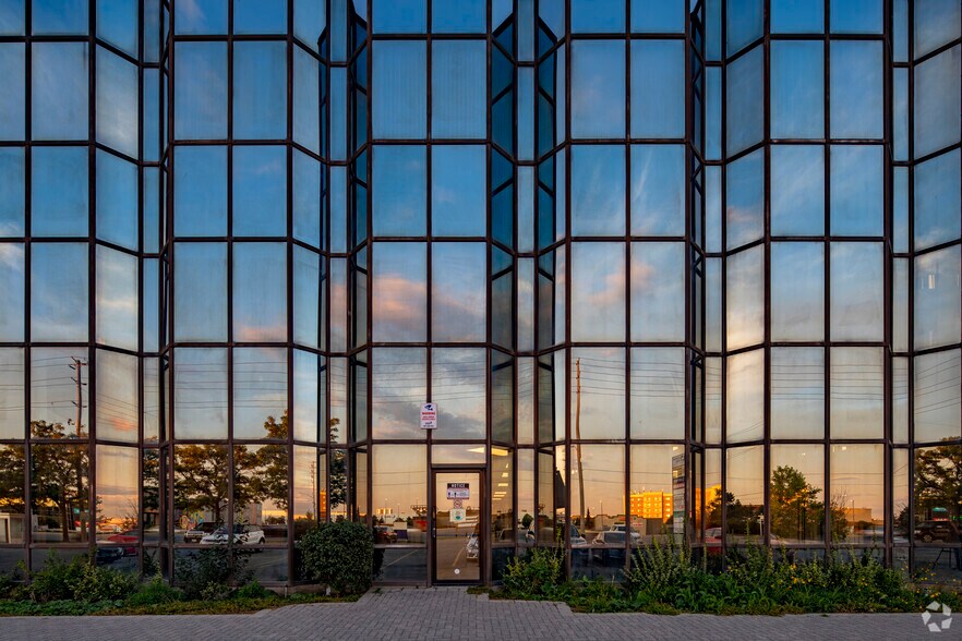 More Photos Of 350 Rutherford Rd S, Brampton Office For Lease