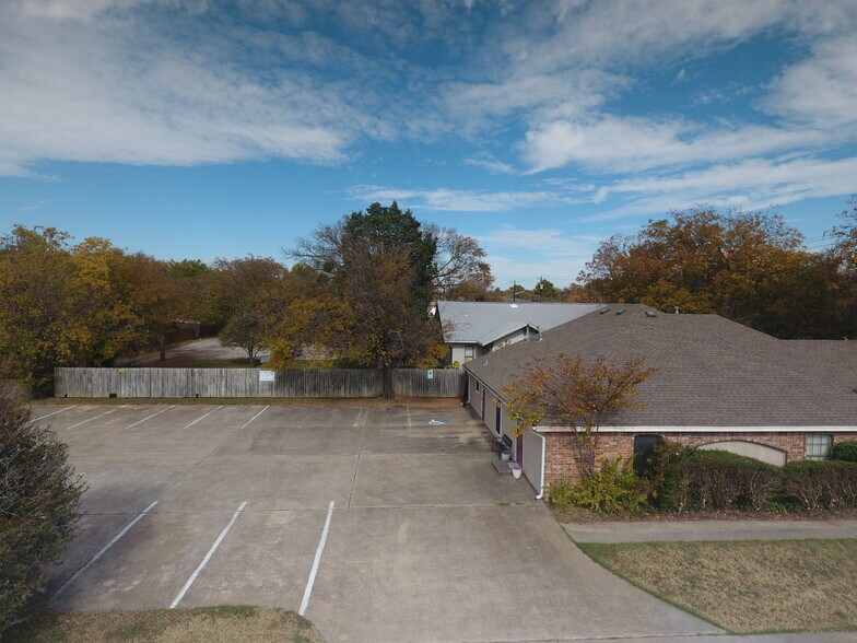 More Photos Of 1005 N Elm St, Denton Office For Lease