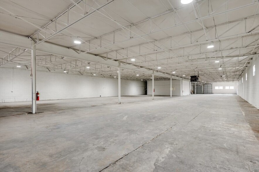 More Photos Of 5131 Sharp St, Dallas Warehouse For Sale