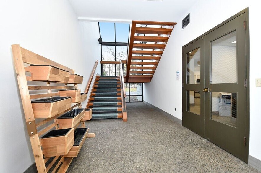 More Photos Of 10610 SE Washington St, Portland Office Residential For Lease