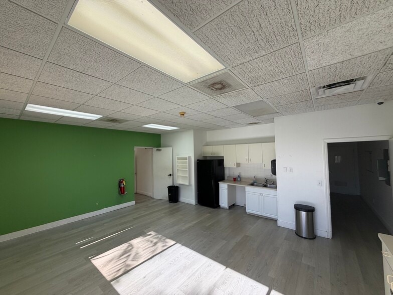 More Photos Of 10061 Amberwood Rd, Fort Myers Flex For Lease