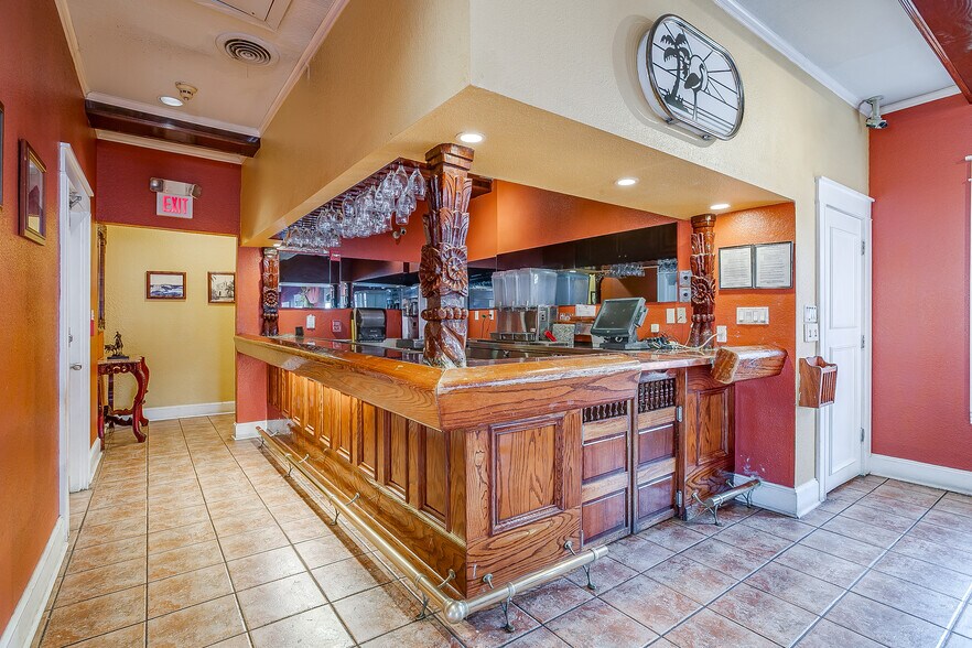 More Photos Of 1540 N Main St, Fort Worth Freestanding For Lease