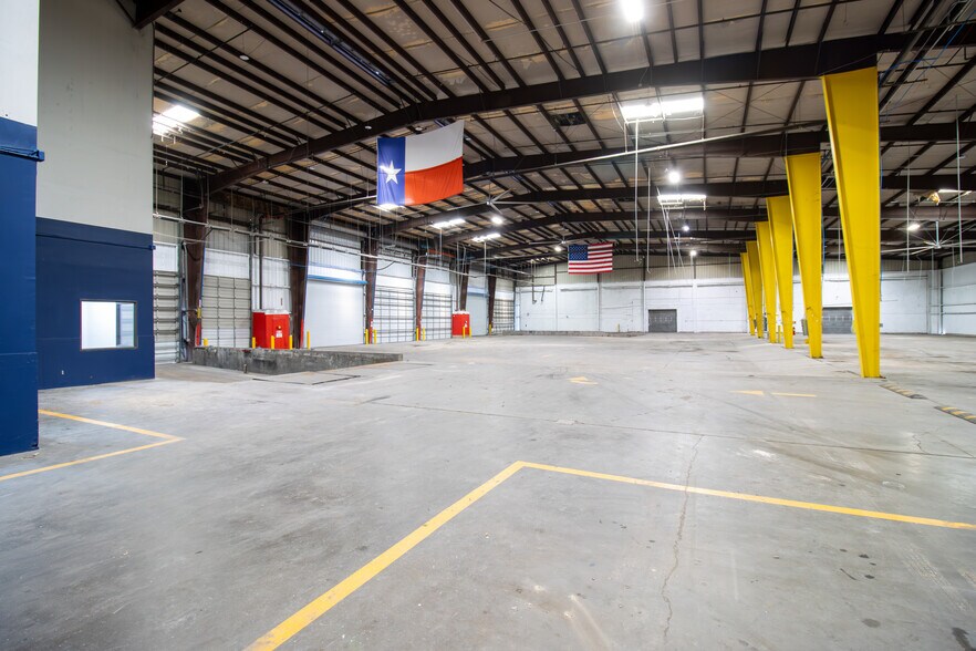More Photos Of 9233 Denton Dr, Dallas Warehouse For Lease