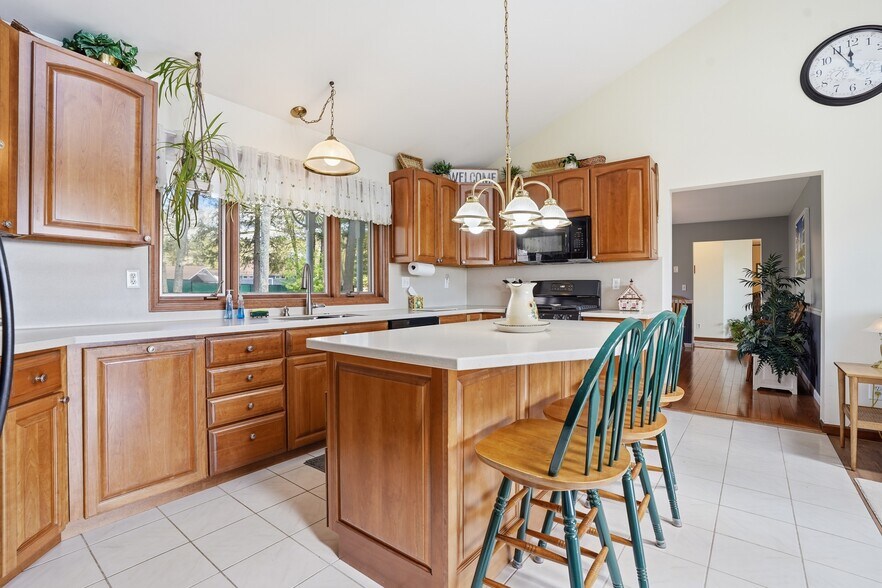 More Photos Of 120 Milford Hill Ln, Milford Flex For Sale