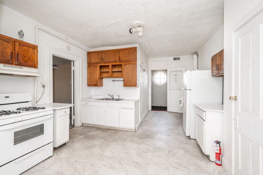 More Photos Of 6017-6019 Vine St, Cincinnati General Retail For Sale