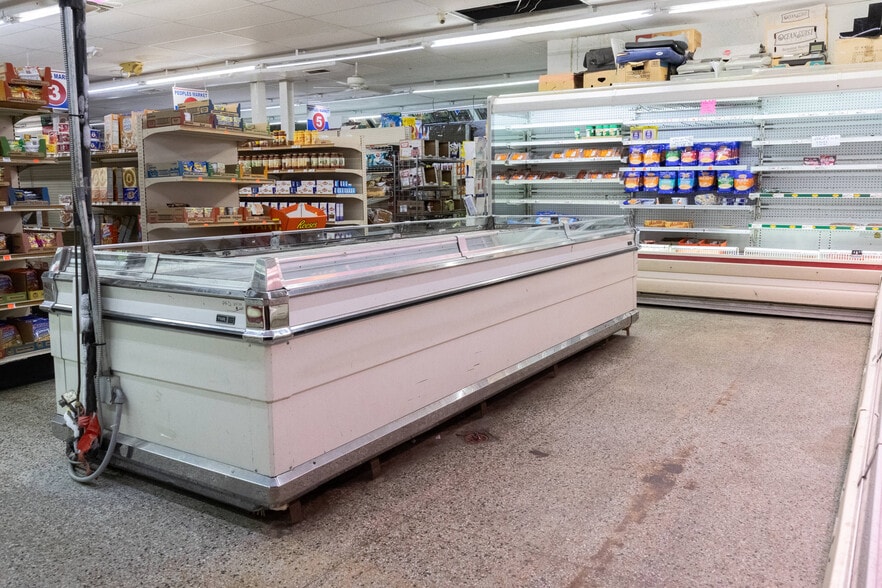 More Photos Of Undisclosed, Pontiac Convenience Store For Sale