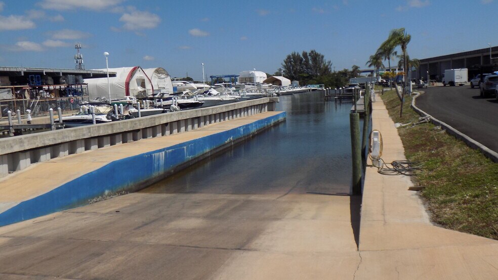 More Photos Of 2051 Griffin Rd, Fort Lauderdale Marina For Sale