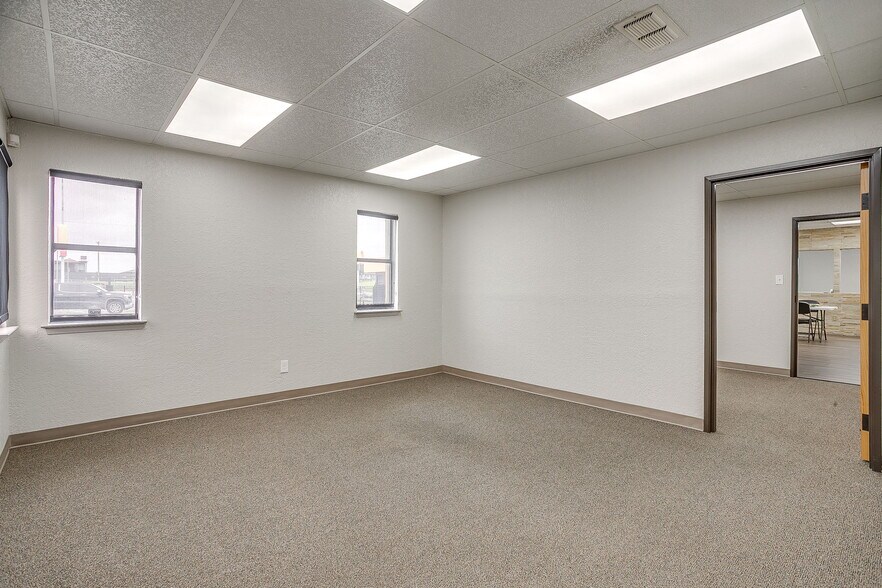 More Photos Of 2030 S Las Vegas Trl, White Settlement Office For Sale