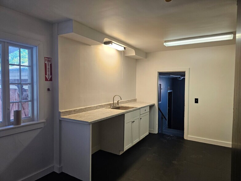 More Photos Of 600 Fairmount Ave, Jamestown Freestanding For Lease