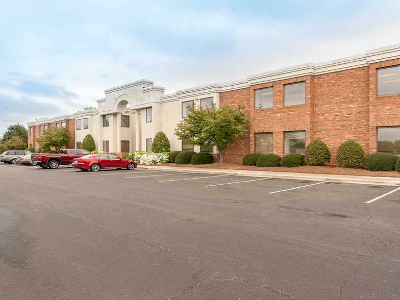 More Photos Of 2101 N Sardis Rd, Charlotte Office For Lease