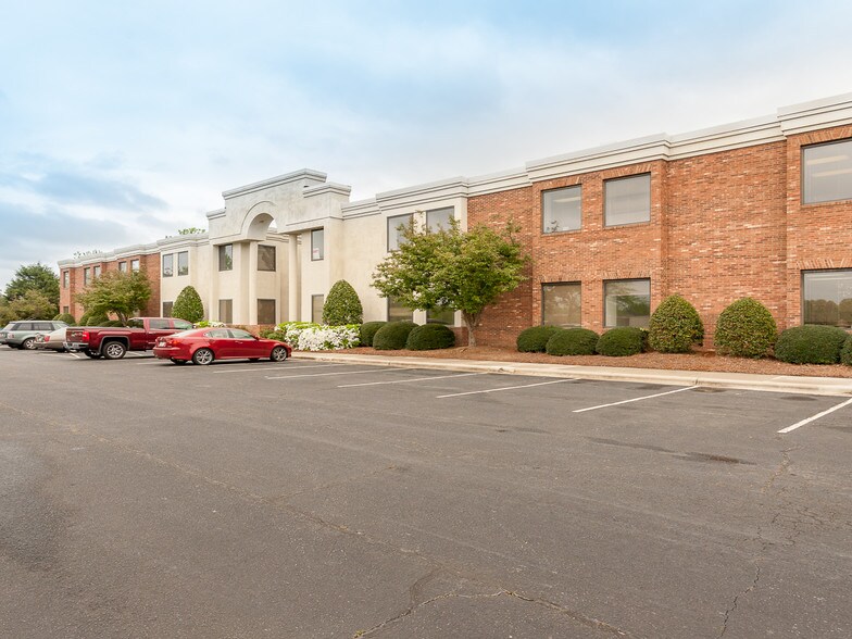 More Photos Of 2101 N Sardis Rd, Charlotte Office For Sale