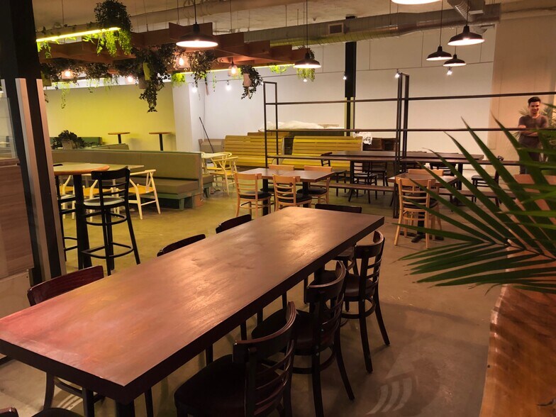 More Photos Of 5329 Av Du Parc, Montréal Storefront Retail Residential For Sale