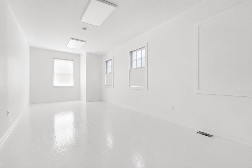 More Photos Of 16 Division St W, Greenwich Loft Creative Space For Lease