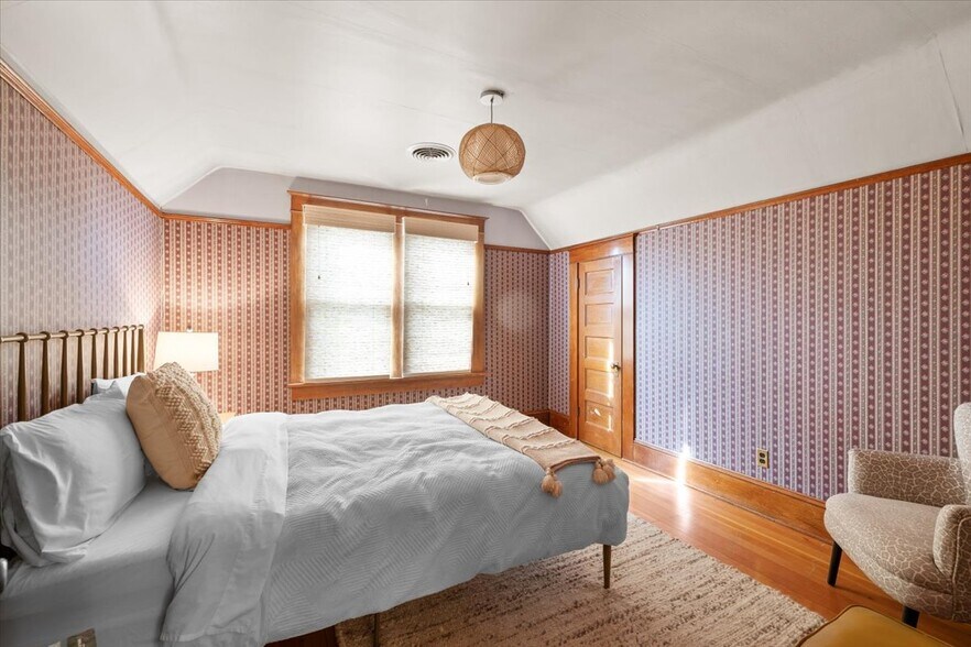 More Photos Of 139 SW I St, Grants Pass Specialty For Sale