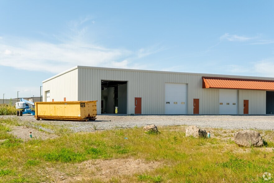 More Photos Of 50 Airpark Dr, Rochester Light Manufacturing For Lease