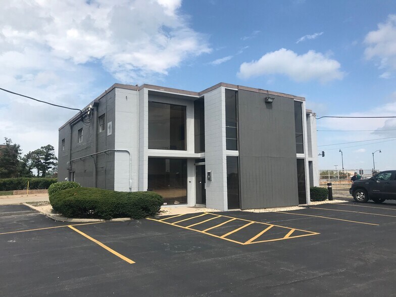 More Photos Of 799 Roosevelt Rd, Glen Ellyn Warehouse For Lease