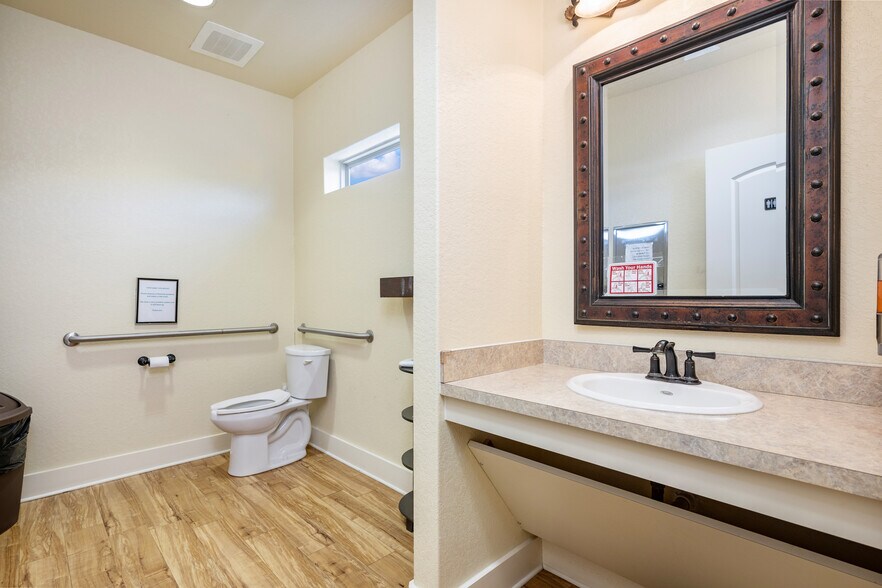 More Photos Of 140 Paloma Dr, Floresville Office For Sale