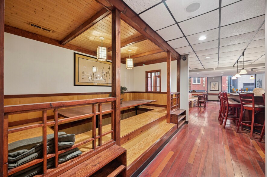 More Photos Of 222 S 15th St, Philadelphia Restaurant For Sale