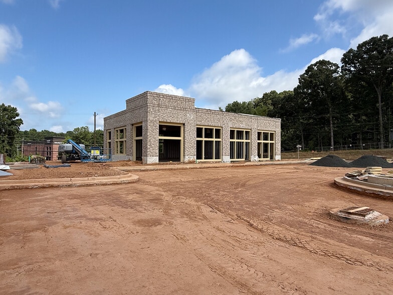 More Photos Of 0 Towne Lake Pky, Woodstock Unknown For Lease