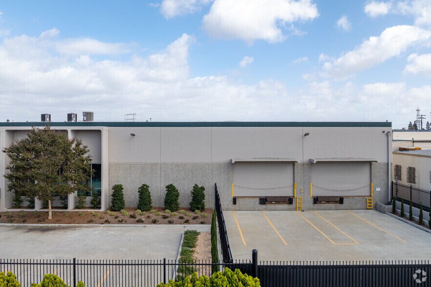 More Photos Of 17006 S Figueroa St, Gardena Warehouse For Lease