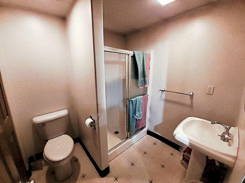 More Photos Of 5750-5788 N Ridge Rd, Madison Flex For Sale