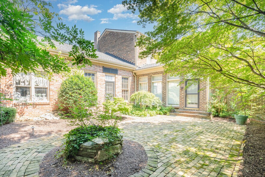 More Photos Of 137 3rd Ave N, Franklin Office For Lease