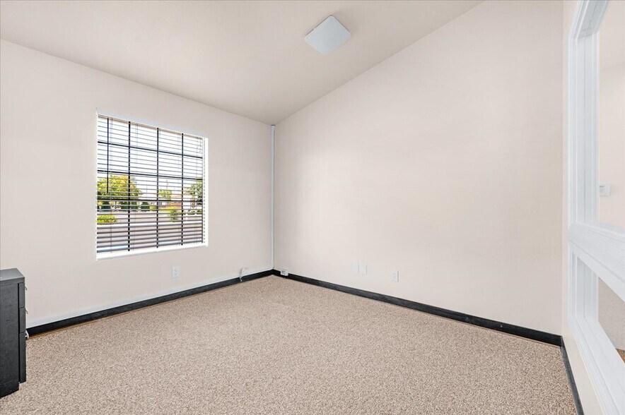More Photos Of 324-330 Bullard Ave, Clovis Office For Sale