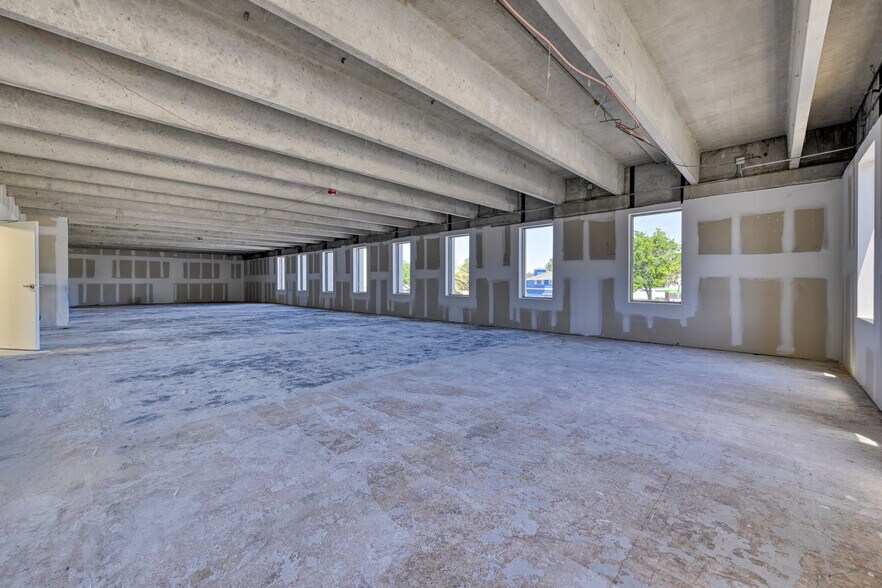 More Photos Of 8282 Western Way Cir, Jacksonville Warehouse For Lease