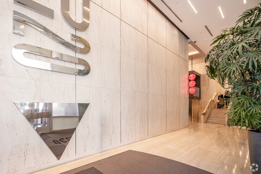 More Photos Of 2020 Boul Robert-Bourassa, Montréal Office For Sale