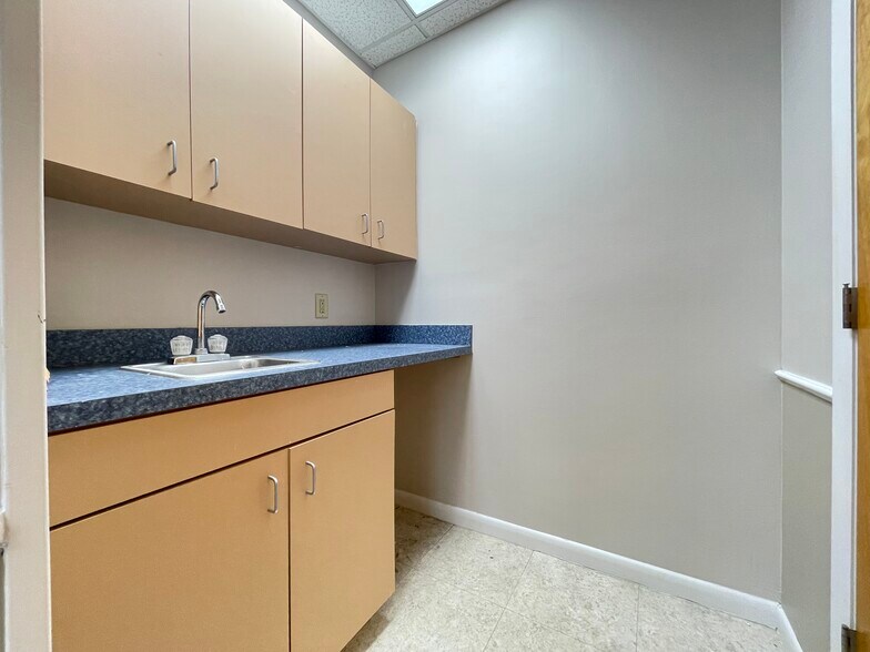 More Photos Of 4703 NW 53rd Ave, Gainesville Office For Sale