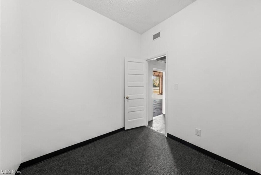 More Photos Of 2821 E Aurora Rd, Twinsburg Freestanding For Sale