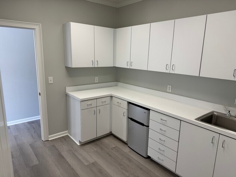 More Photos Of 2230 Towne Lake Pky, Woodstock Office For Lease