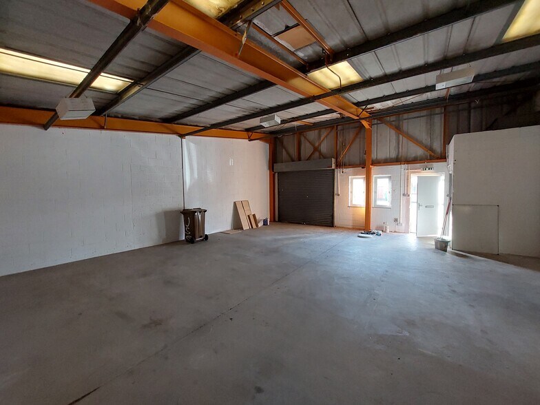 More Photos Of 10 Munro Rd, Stirling Warehouse For Lease