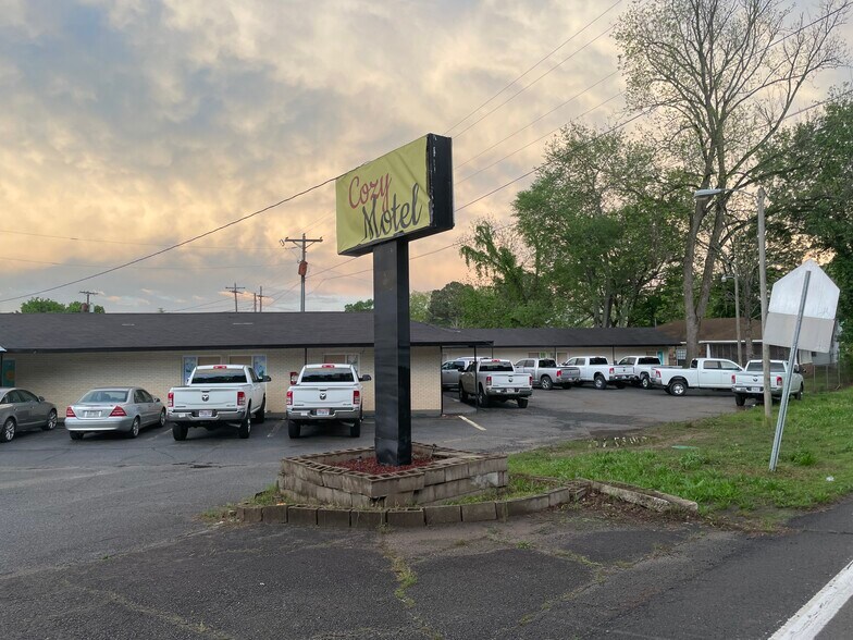 More Photos Of 424 Highway 65 Bus, Clinton Hotel For Sale