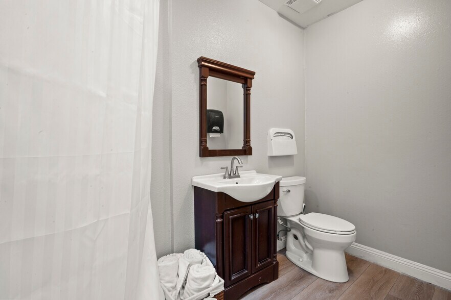 More Photos Of 2372-2382 SE Bristol St, Newport Beach Medical For Lease