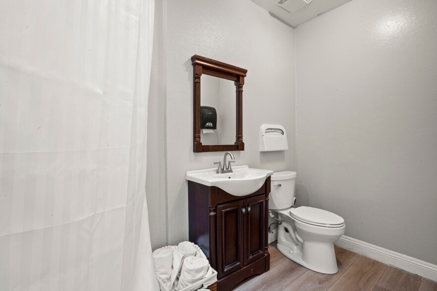 More Photos Of 2372-2382 SE Bristol St, Newport Beach Office For Sale
